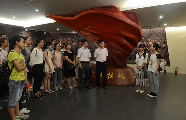 参观八路军桂林办事处（大学生通讯社 蔡彬彬/摄）