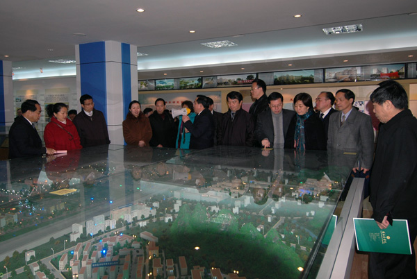 实地参观考察桂林医学院。