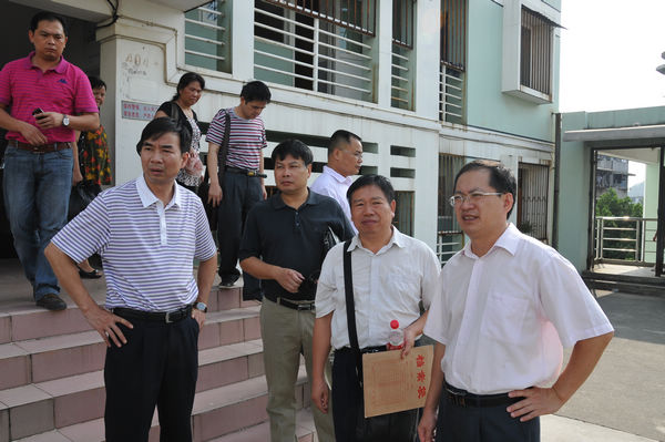 梁宏校长(左一)与唐仁郭副书记(右一)一行视察新生宿舍