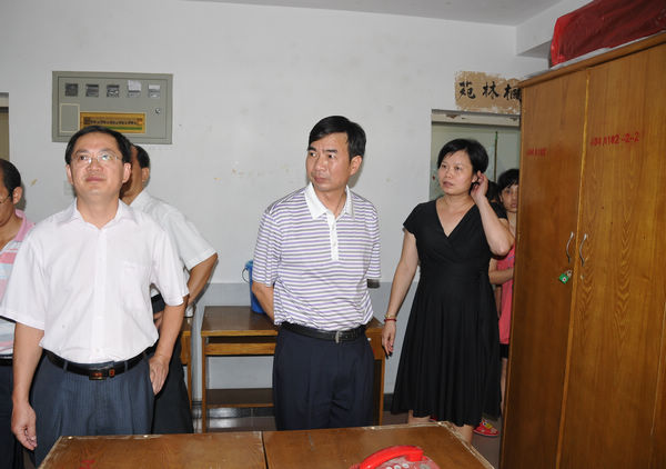 梁宏校长一行查看新生宿舍