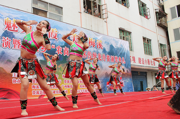 舞蹈《山歌亲出月亮来》