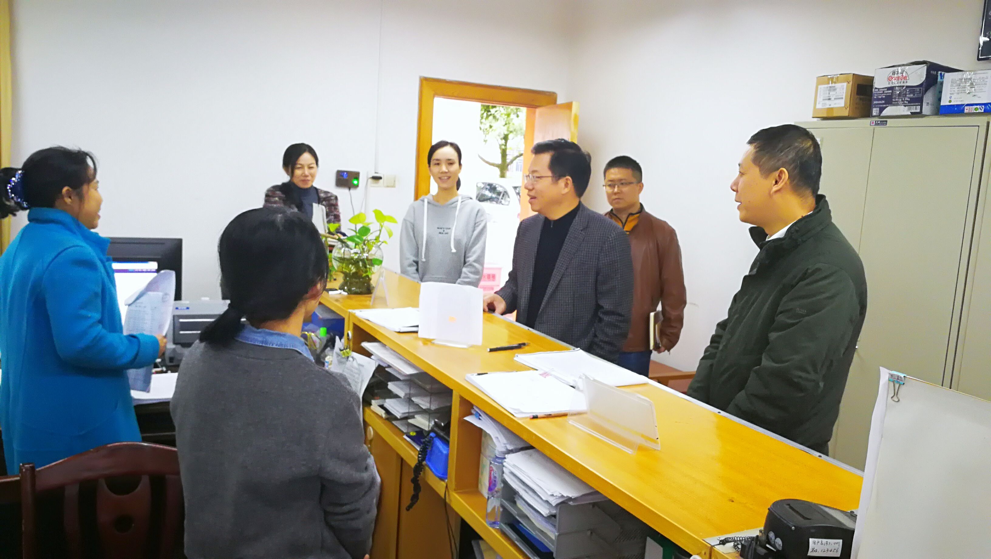贺祖斌校长到财务处与科室交流.jpg
