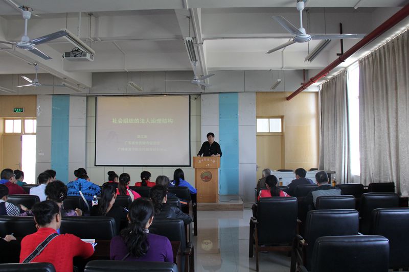 广州体育学院博士生导师博士生导师裴立新教授给学员们上课