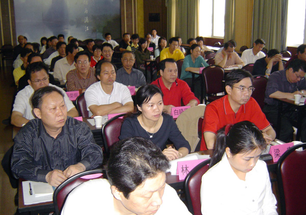 与会人员认真聆听参评单位的方案介绍。