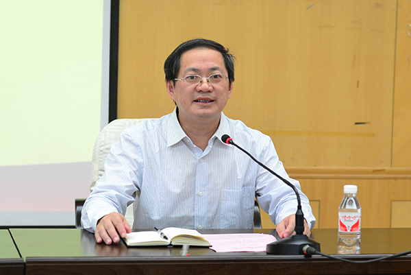 校党委副书记唐仁郭主持会议