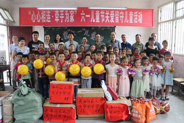 8.慰问活动合影.JPG