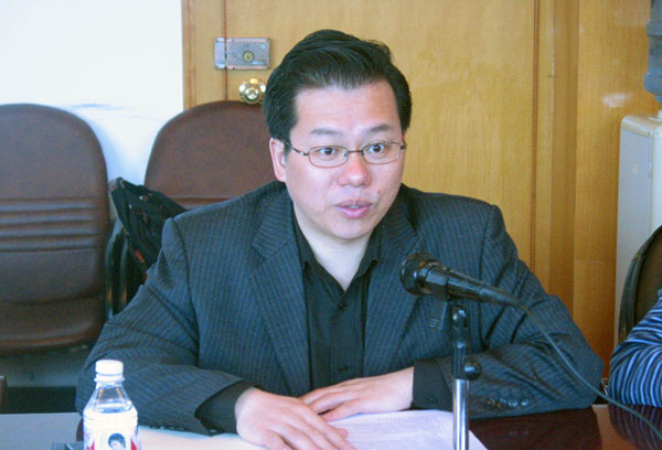 贺祖斌副校长主持汇报会。