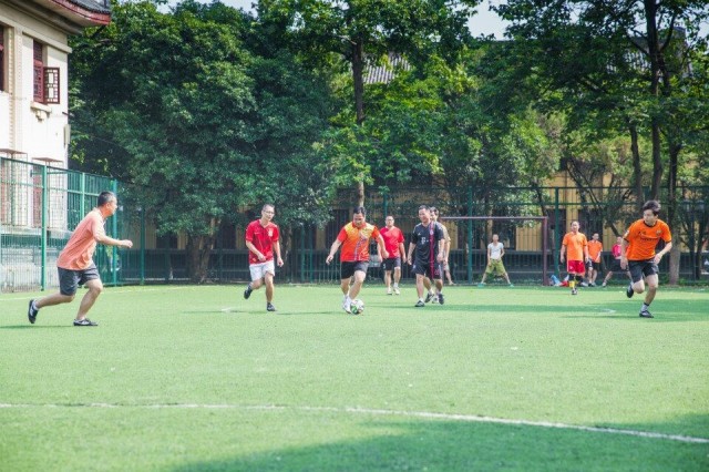 举行足球友谊赛