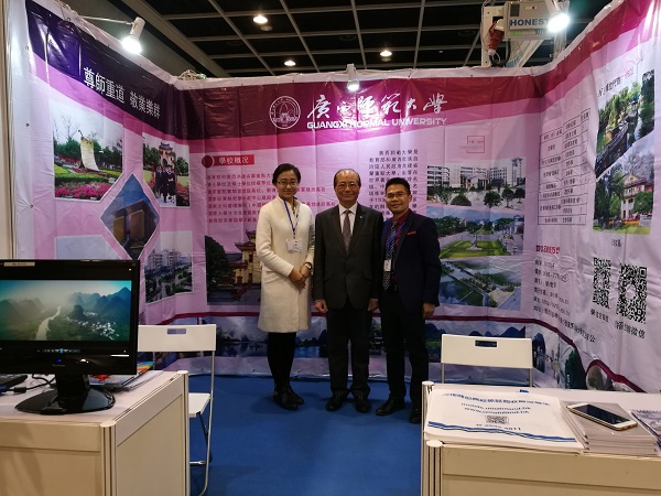 香港特区教育局局长吴克俭先与我校参展人员合影.jpg