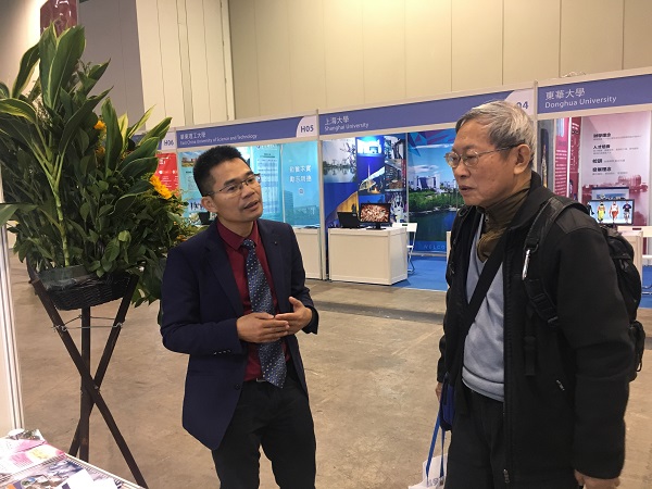 我校参展人员向香港学生家长介绍招生政策.jpg