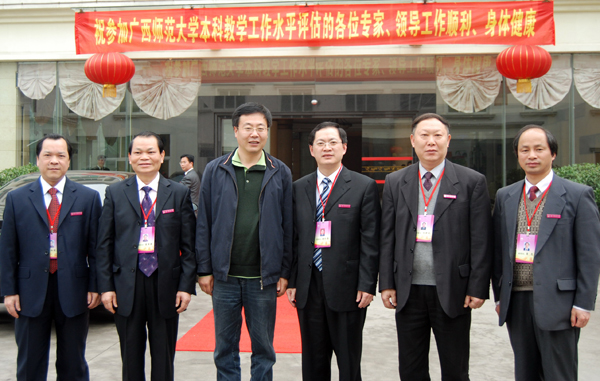 万小朋教授（左三）与我校领导合影。