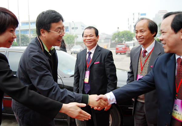 万小朋教授（左二）抵达宾馆。