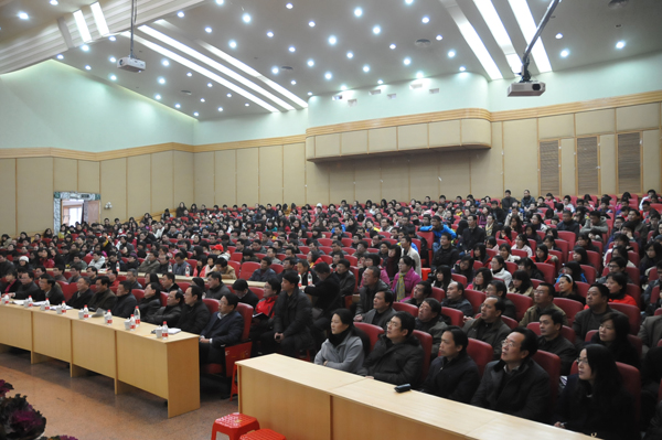 我校师生认真聆听报告（赵晋凯 摄）