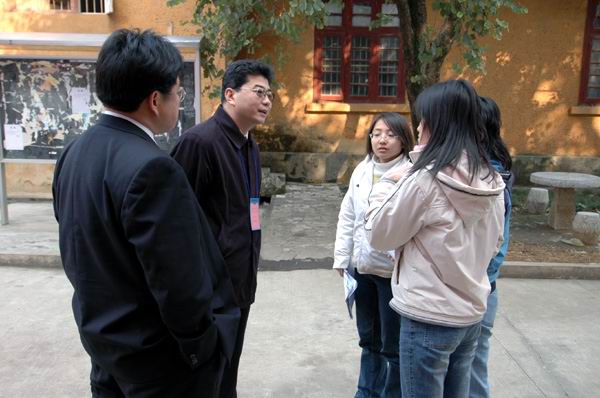 专家组成员与漓江学院学生进行会谈。