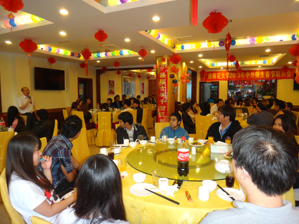 在留学生新年联欢会上，副校长                    </div></div></article>
                    </div>
                    <div id=