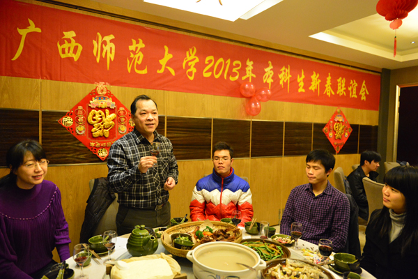 在本科生留校学生团拜会上，副校长白晓军祝愿大家度过一个愉快的新春佳节