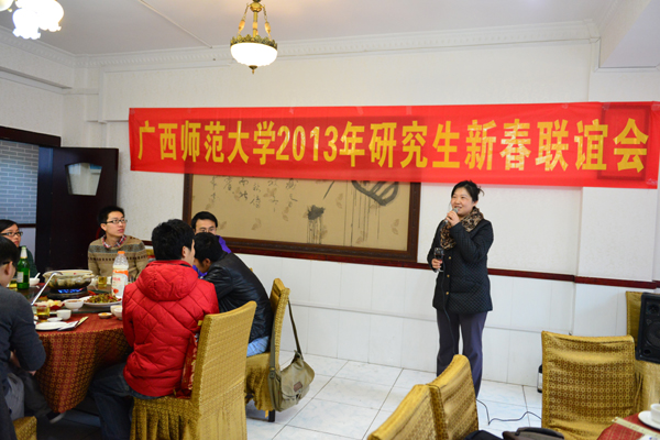 在研究生留校学生团拜会上，校党委副书记查丹明向同学们祝福新春