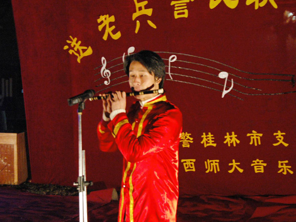 音乐系学生表演吹笛子。