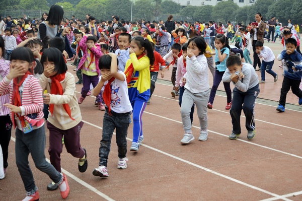 孩子们有序撤离