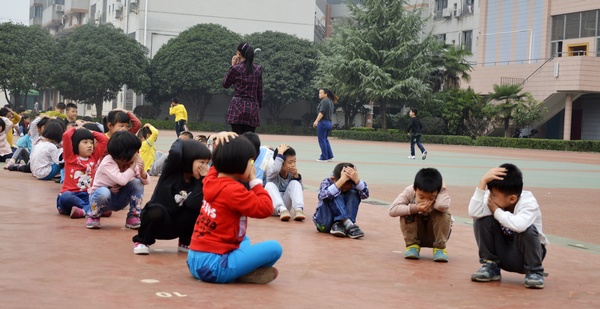 孩子们撤离到安全地带