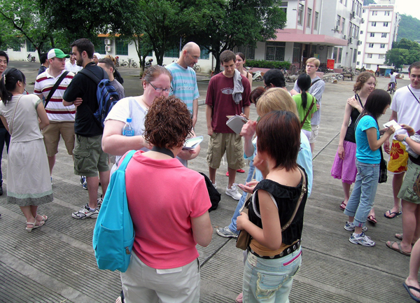 中美学生正在热烈的讨论交流计划。