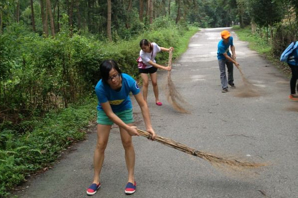 青狮潭挂职队员清扫路面