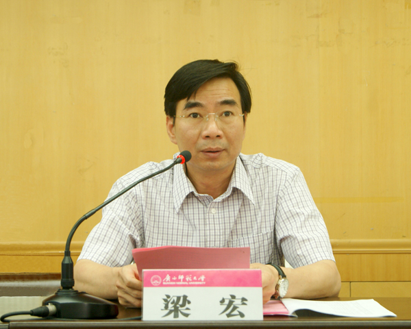 校长、校教育发展基金会常务副理事长梁宏讲话