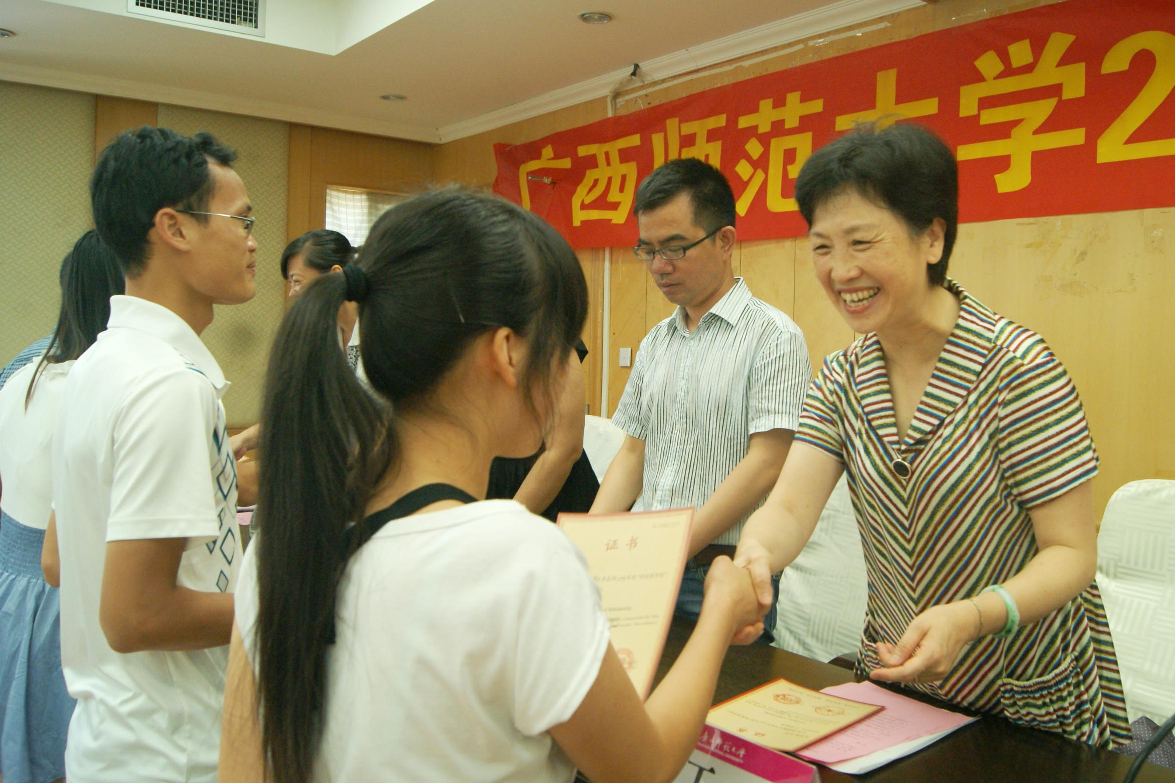 校党委常委、校教育发展基金会秘书长丁静为“明德奖”获得者颁奖