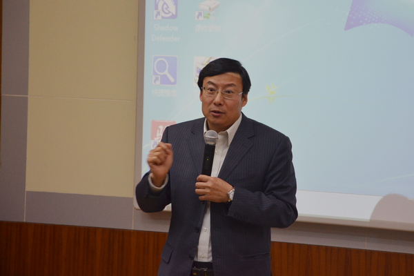 任建明教授在演讲(大学生通讯社 陈芳芳 摄)