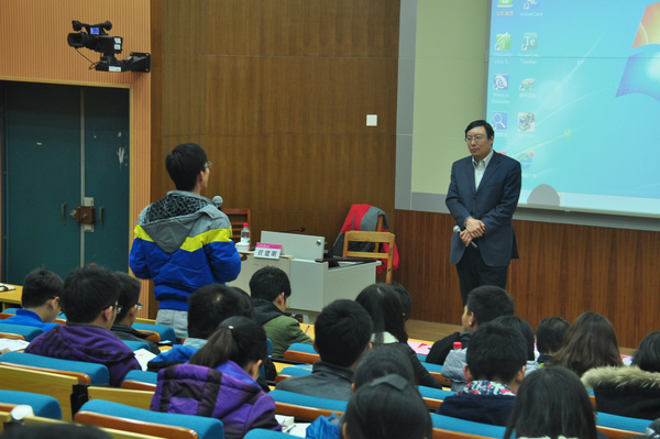 任建民教授与学生互动交流(大学生通讯社 陈芳芳 摄)