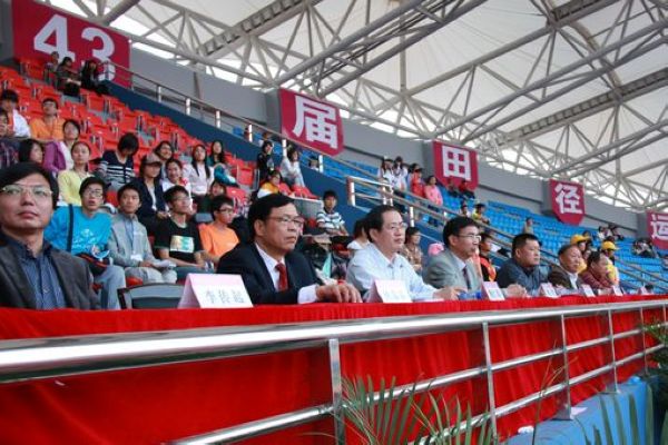 校领导出席闭幕式