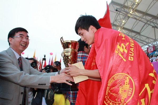 梁宏校长为蝉联学生组男子团体总分冠军的经济管理学院颁奖 （大学生记者团 罗凤临 摄)