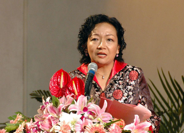 校党委书记王枬主持大会。