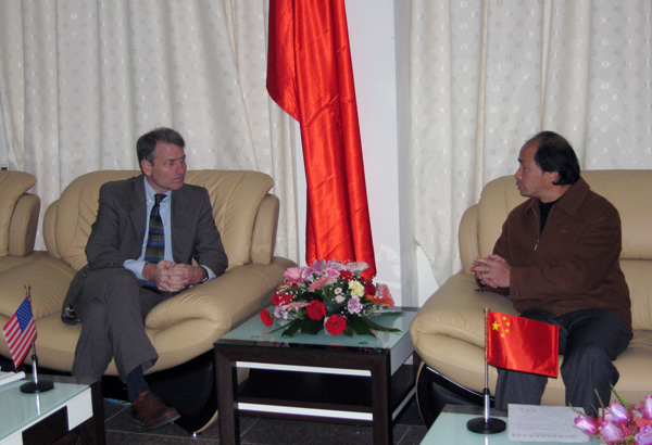 我校副校长易忠教授与来宾进行会谈。