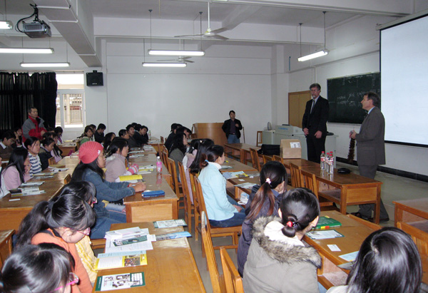 美国客人给漓江学院学生授课。