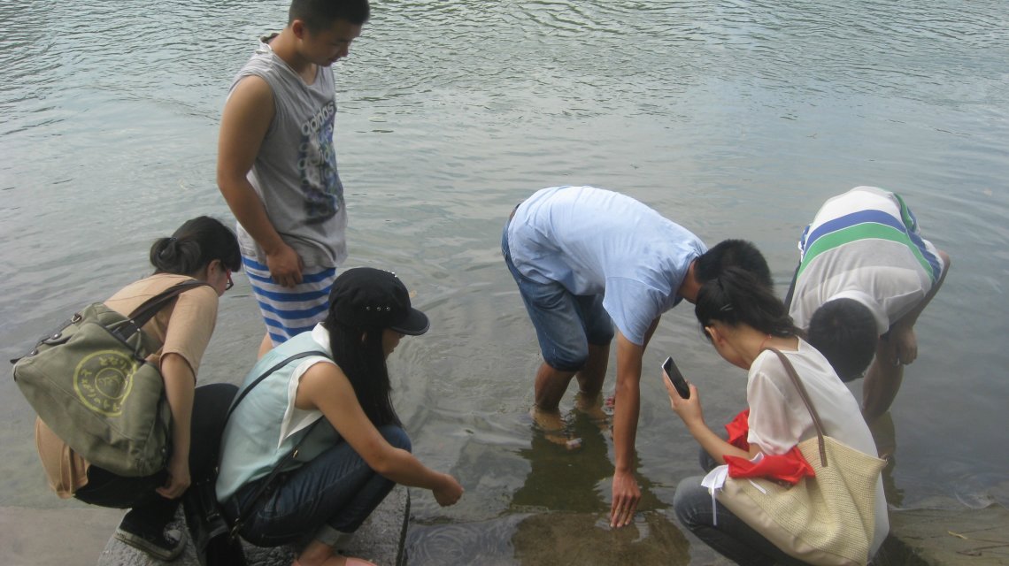 队员们感受清凉的溪水