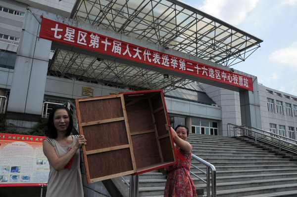 监票员和工作人员在投票开始前展示票箱