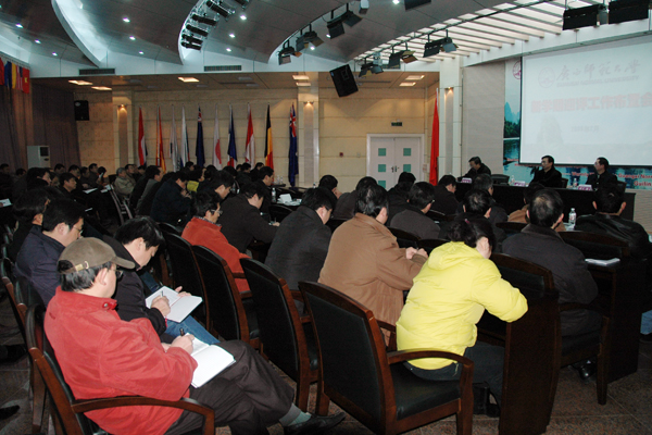 学校开会部署新阶段工作任务。