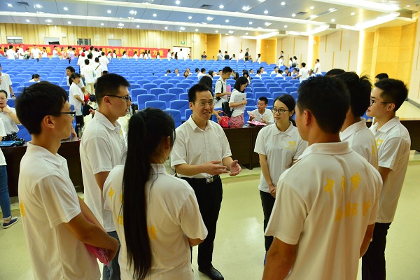 共青团广西壮族自治区委员会刘玄启副书记与我校第二届研究生支教团成员亲切交谈（西部计划广西项目办供图）