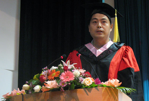 教师代表黄乘明教授在仪式上发言。