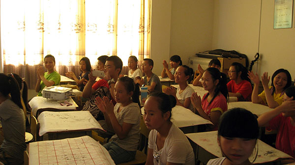 学员们为分享梦想鼓掌