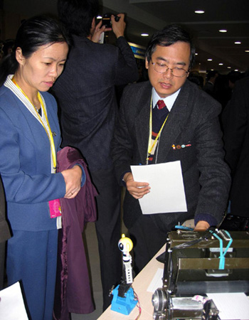 林娜副书记在观摩参赛作品。