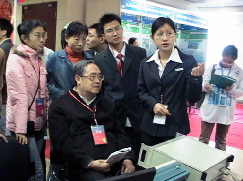 我校参赛选手在对自己的作品进行现场答辩。