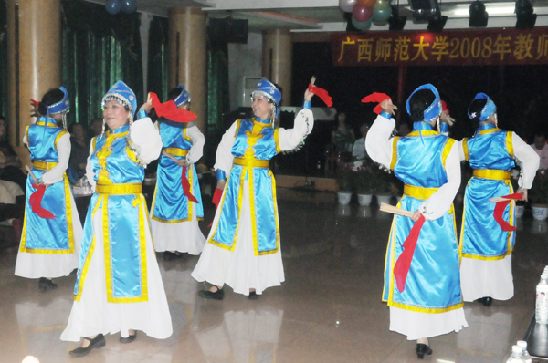 离退处老同志表演蒙古舞蹈。