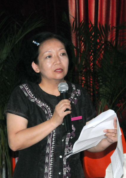 校党委王枬书记在茶话会上致辞。