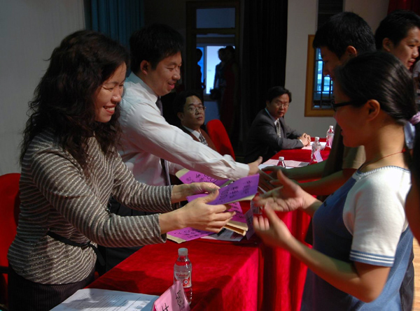 校党委副书记林娜为获奖、助学金的学生颁发奖、助学金。