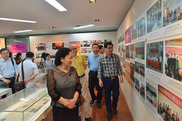 参观越南学校纪念馆