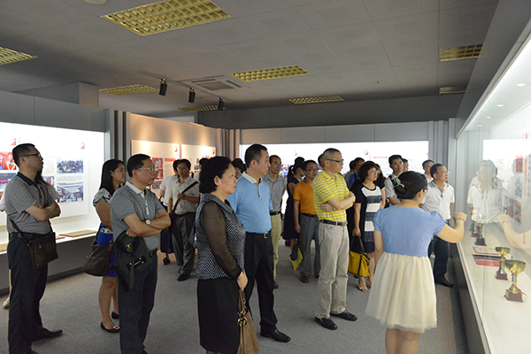 参观教师教育成就展