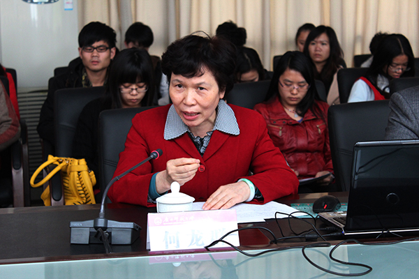 宣讲团成员、自治区人大民族委员会主任委员、民族工作委员会主任何龙群在会上作报告