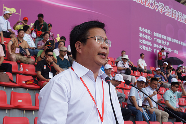副校长覃卫国主持开幕式
